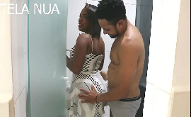 Negras trepando apagando o fogo da boceta