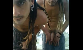 Sexo gay online com primos rastafári na webcam